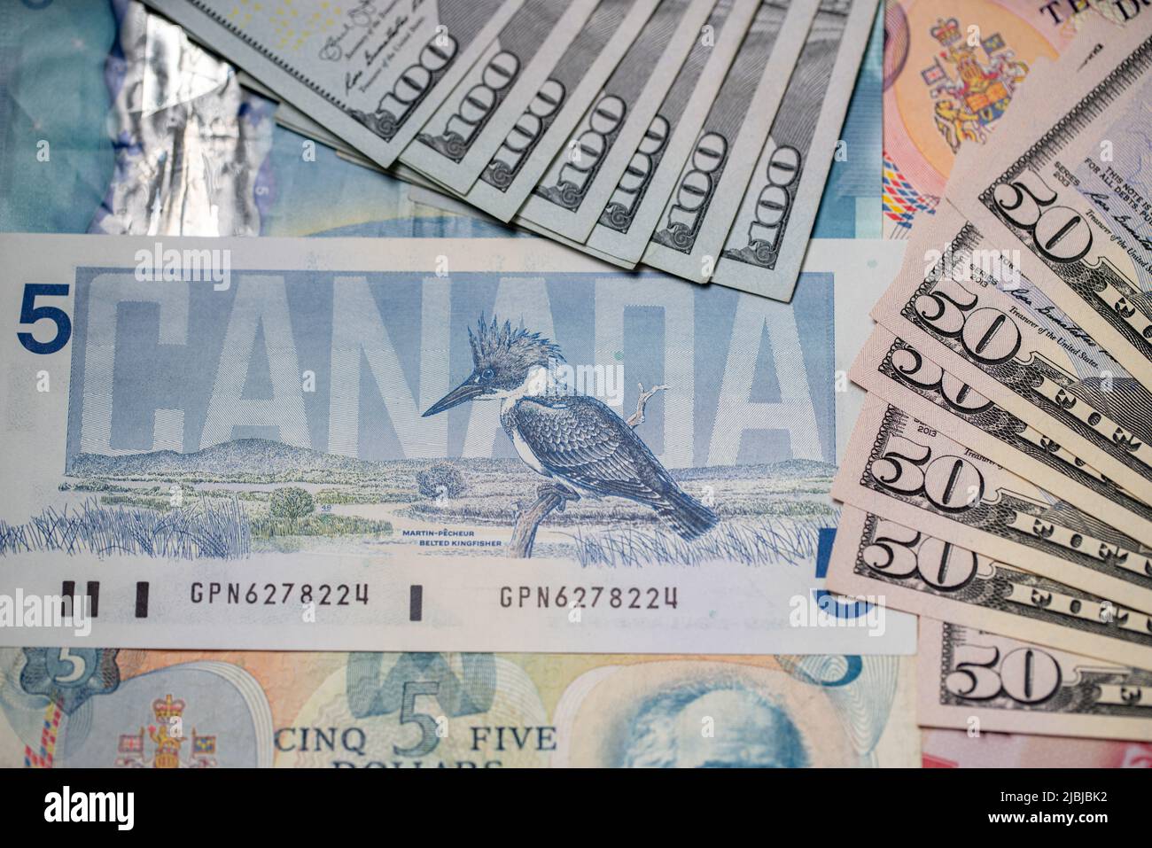 Toronto, Kanada - Oktober 30. 2021: Kanadischer Dollar mit US-Dollar-Banknoten. Handelskonzept von Kanada und den USA Stockfoto