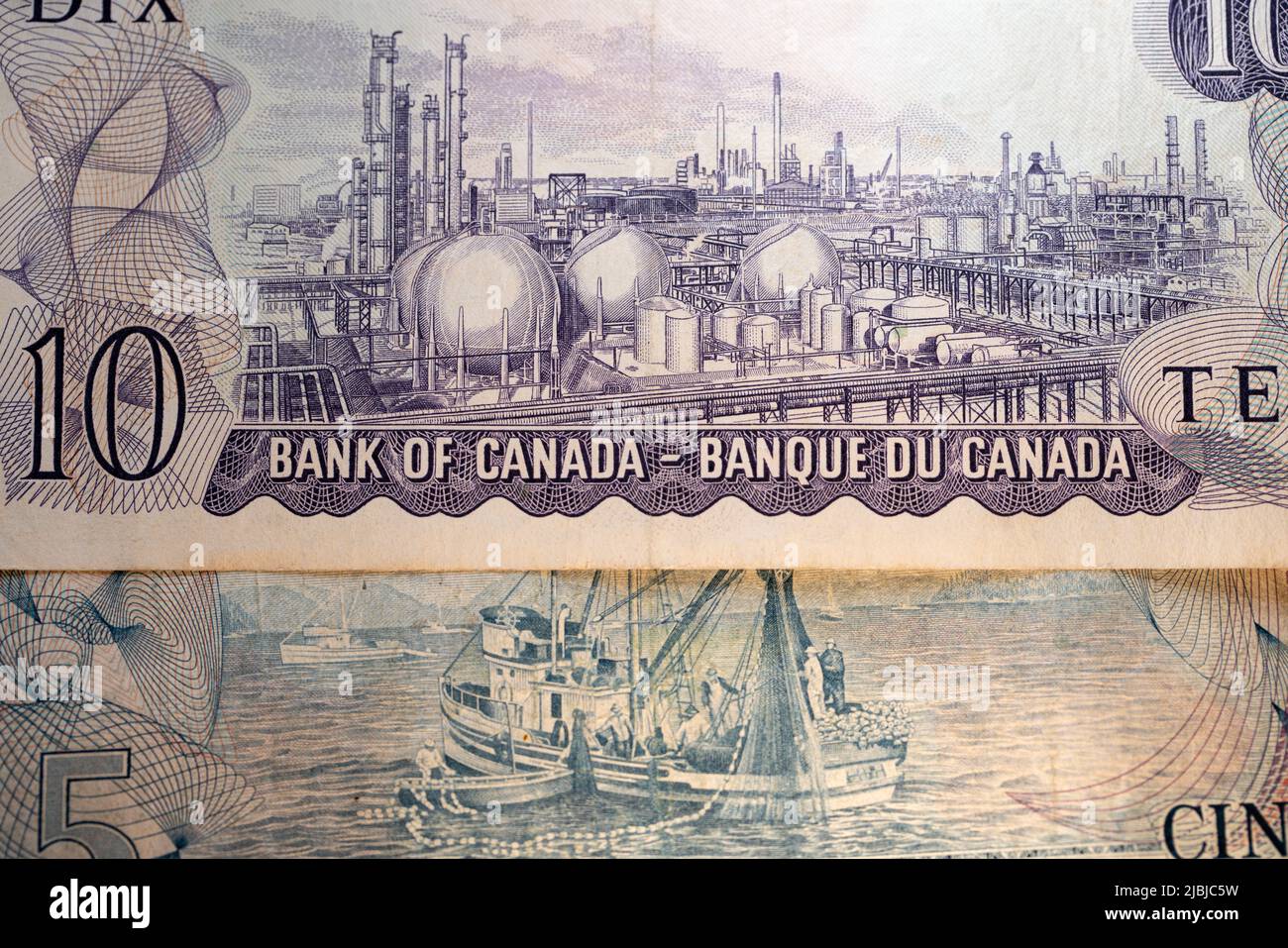 Toronto, Kanada - Oktober 30. 2021: Szenen von Kanada Banknoten, Rückseite von kanadischem Papiergeld. Ölraffinerie auf 10-Dollar-Rechnung Stockfoto
