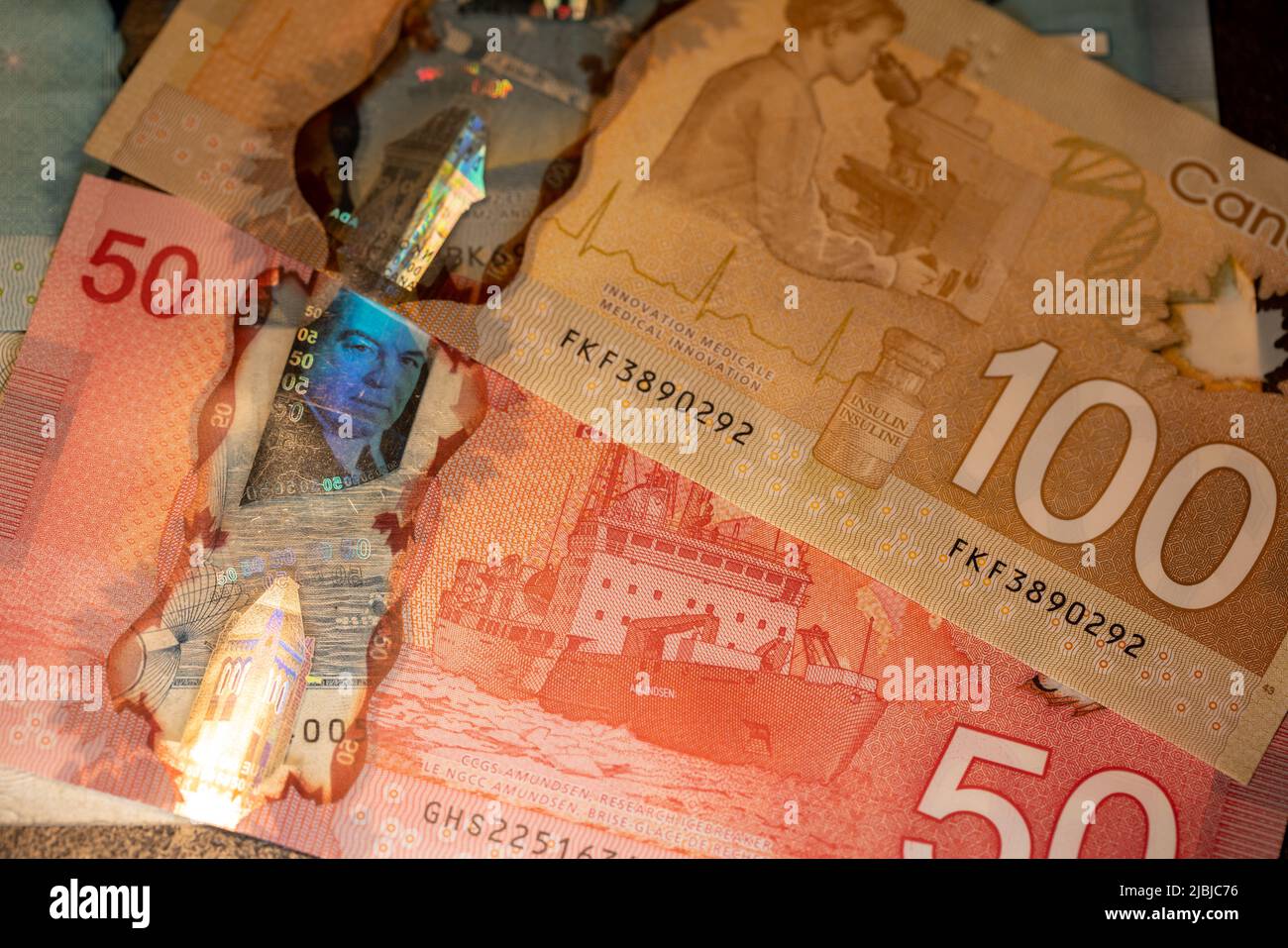 Toronto, Kanada - Oktober 30. 2021: Fünfundhundert kanadische Dollar-Banknoten. Neues Design von CAD Money Stockfoto