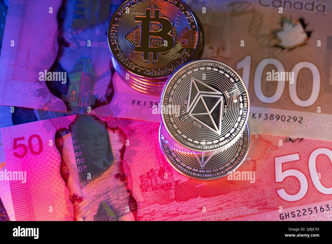 Toronto, Kanada - Oktober 30. 2021: Ethereum auf fünfzig und 100 kanadischen Dollar-Banknoten, der Handel mit Kryptowährung ETH mit kanadischem Dollar fiat-Geld Stockfoto
