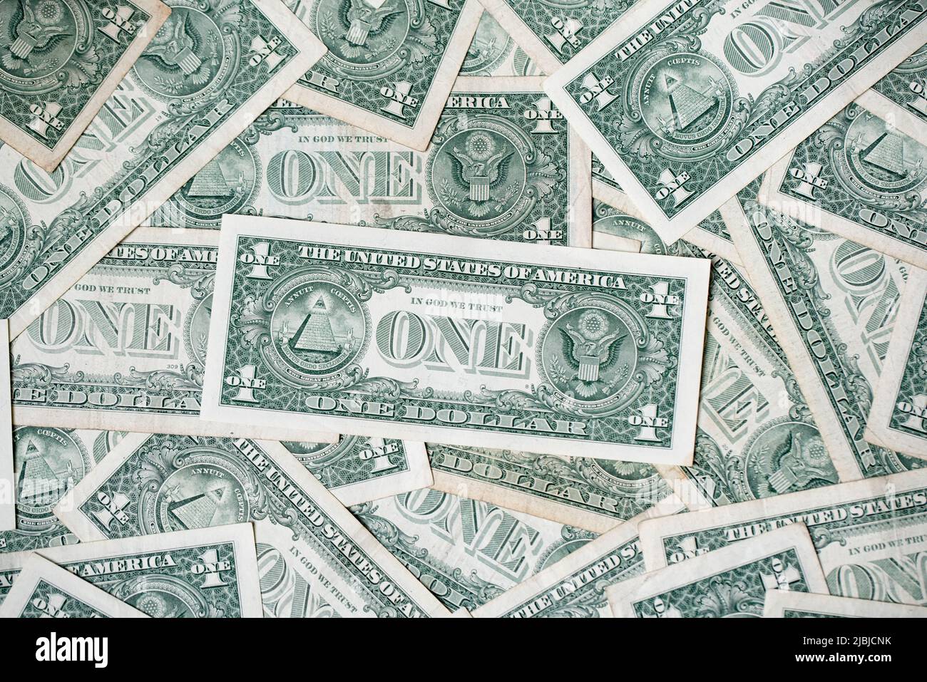 Ein-Dollar-Banknoten von der Rückseite als Hintergrund. Muster der Dollarscheine. US-Geld und Bargeld stapelten sich und breiteten sich aus Stockfoto
