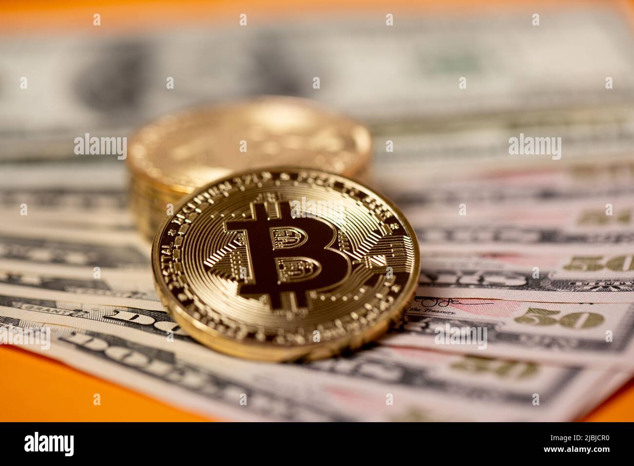 Bitcoin-Münzen stapelten sich auf US-Dollar-Banknoten. Goldene BTC-Münzen. Krypto-Austausch zu US-Dollar-Konzept. Digitale Krypto-Währung mit Papiergeld Stockfoto