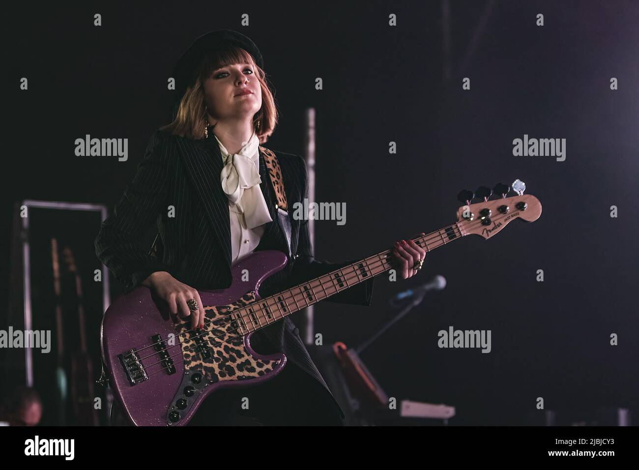 Victoria De Angelis tritt auf der Bühne mit der IS-Band Maneskin im Atlantico in Rom auf. Stockfoto