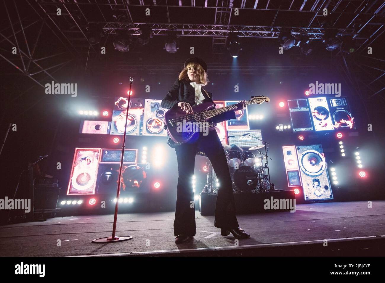 Victoria De Angelis tritt auf der Bühne mit der IS-Band Maneskin im Atlantico in Rom auf. Stockfoto