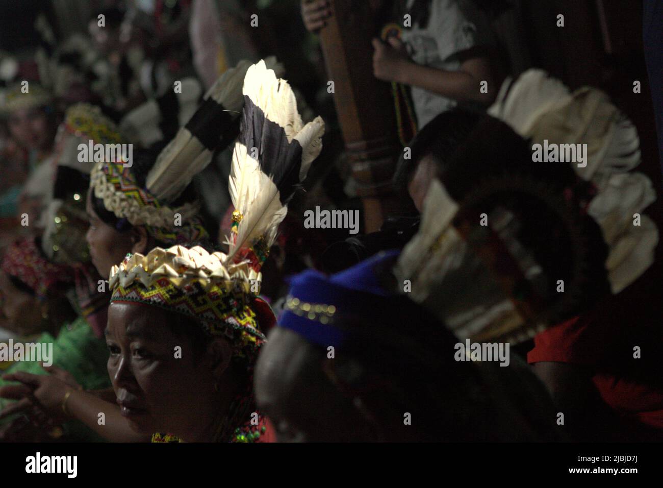 Portrait von Frauen, die traditionelle Kopfschmuck aus Hainschnabelfedern tragen, während einer Ökotourismus-Veranstaltung im Bali Gundi Longhouse der traditionellen Dayak Taman Gemeinde in Sibau Hulu, Putussibau Utara, Kapuas Hulu, West Kalimantan, Indonesien. Stockfoto