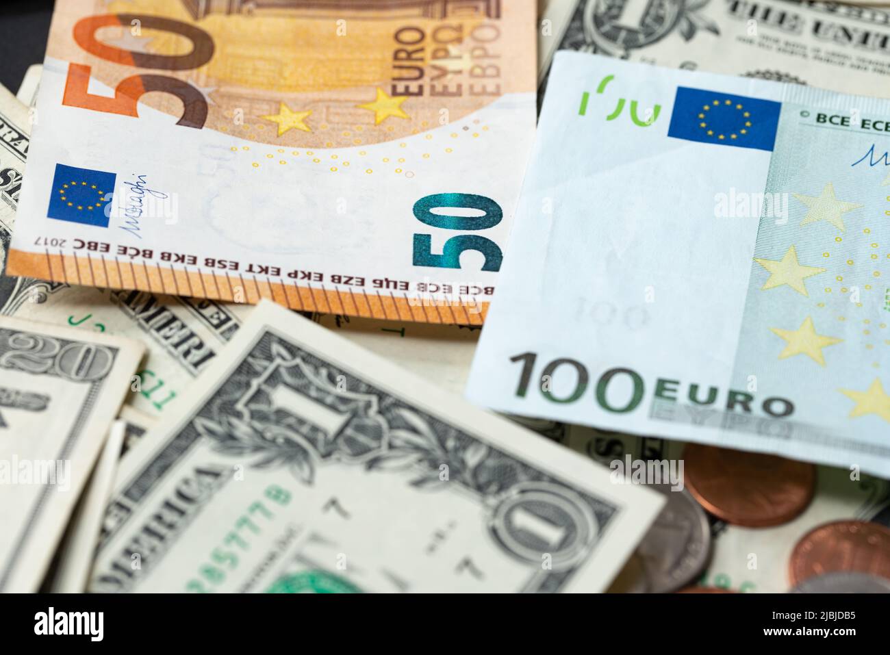 Hundert Euro mit 50 Euro und einem Dollar Banknoten. Euro- und Dollarscheine. Von Europa in die USA Stockfoto