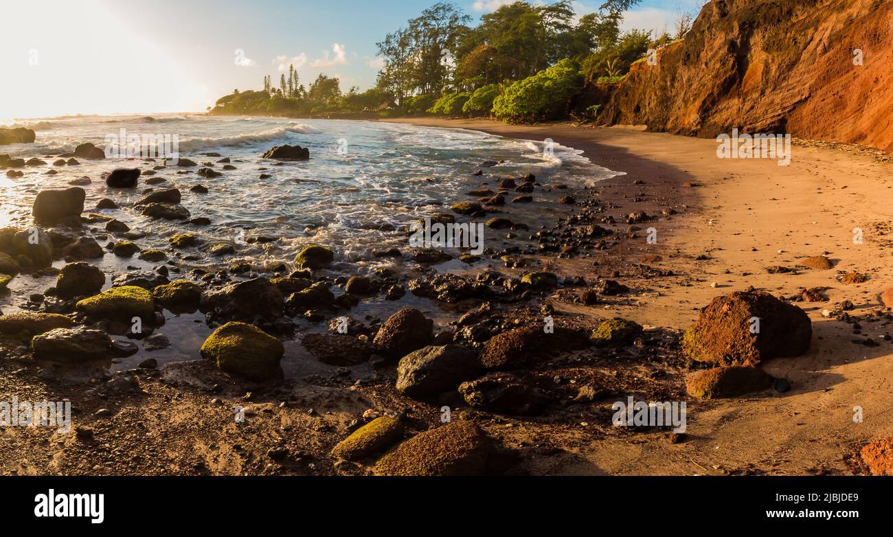 Der rote Sand von Koki Beach und Ka iwi o Pele, Koki Beach Park, Hana, Maui, Hawaii, USA Stockfoto