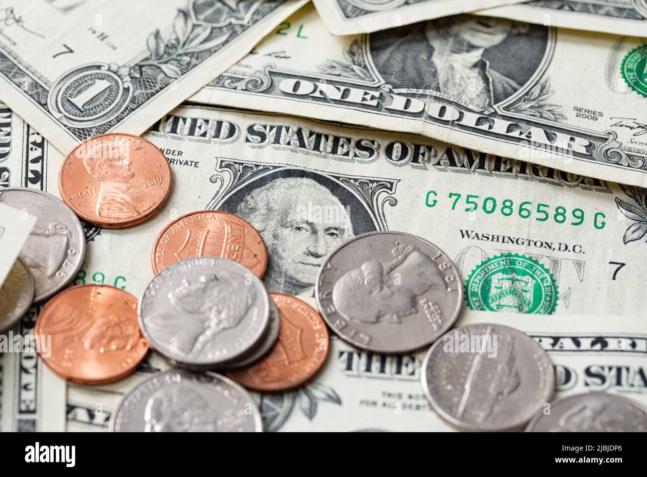 Dollarmünzen auf Banknoten aus den USA. Wirtschafts- und Wohlstandskonzept der Vereinigten Staaten von Amerika Stockfoto