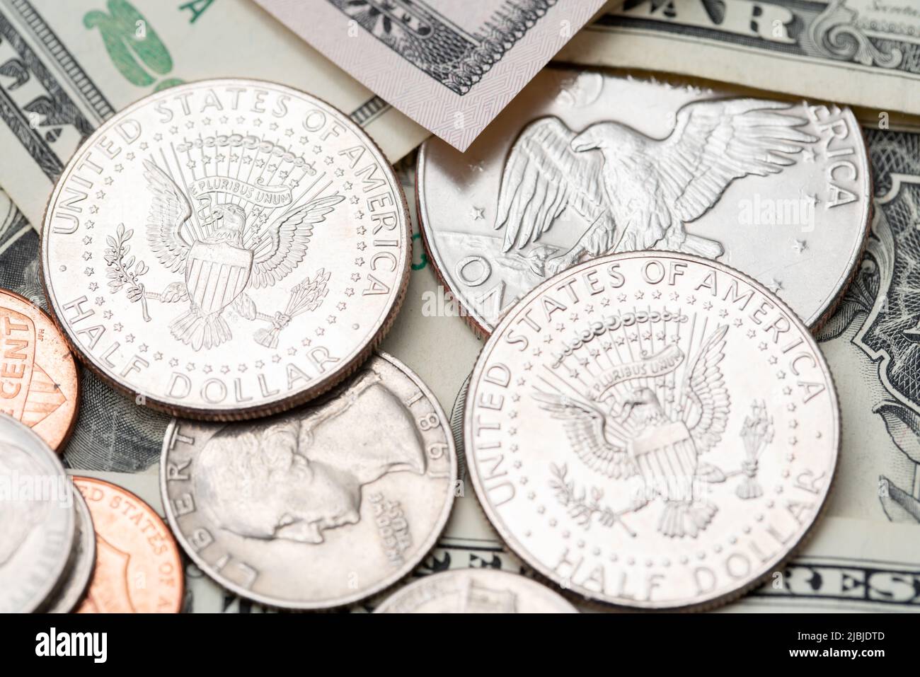 Dollar-Münzen und -Banknoten, US-Dollar-Währung. Wirtschaft der Vereinigten Staaten von Amerika, Einkommens- und Ausgabenkonzept Stockfoto