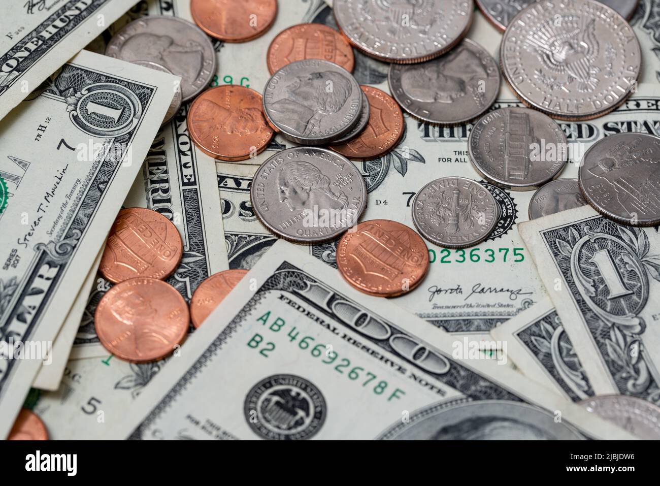 Dollar-Münzen und -Banknoten, US-Dollar-Währung. Wirtschaft der Vereinigten Staaten von Amerika, Einkommens- und Ausgabenkonzept Stockfoto