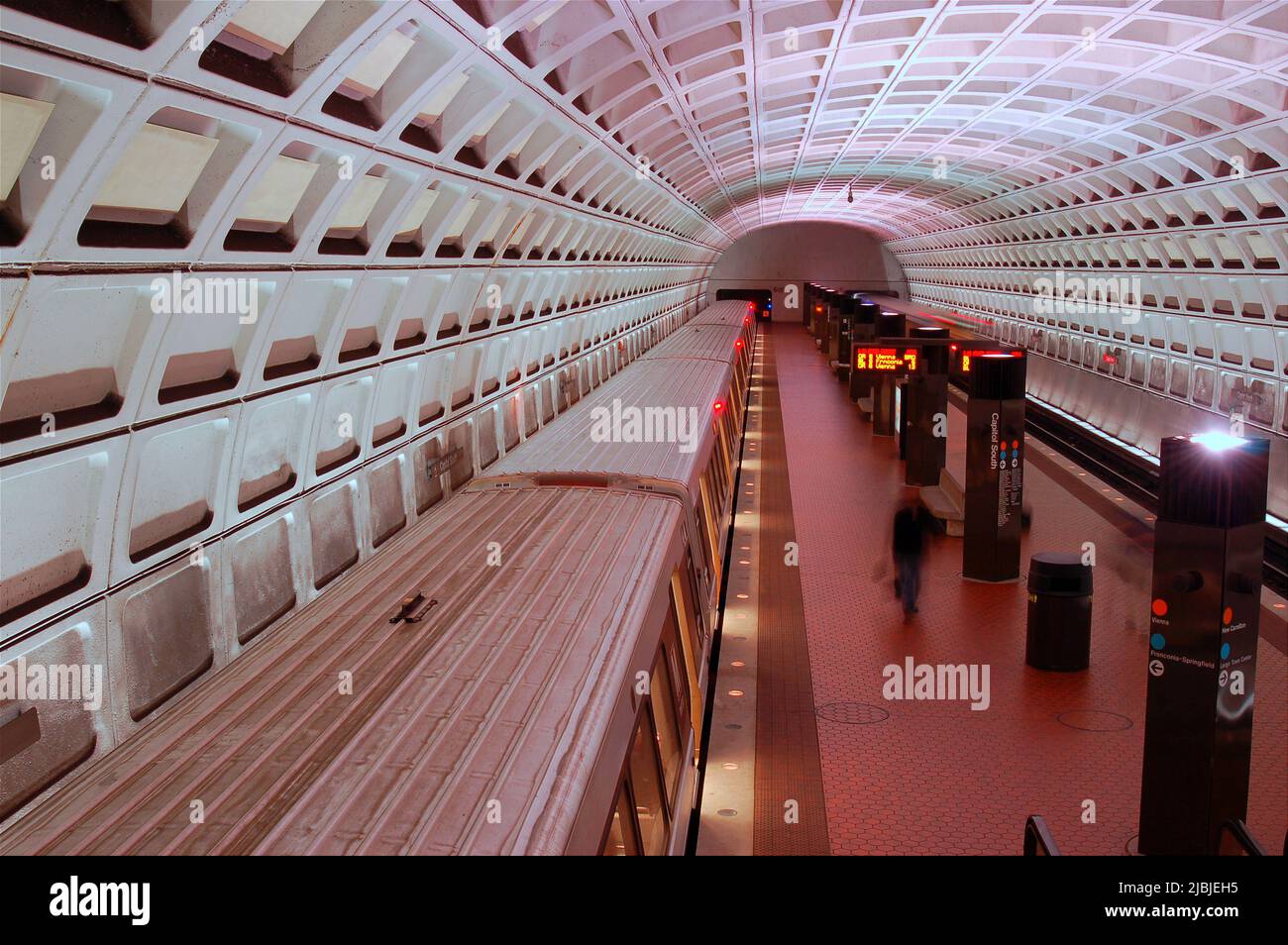 Ein U-Bahn-Zug bereitet sich darauf vor, die U-Bahn-Station Capitol South in Washington DC zu verlassen Stockfoto