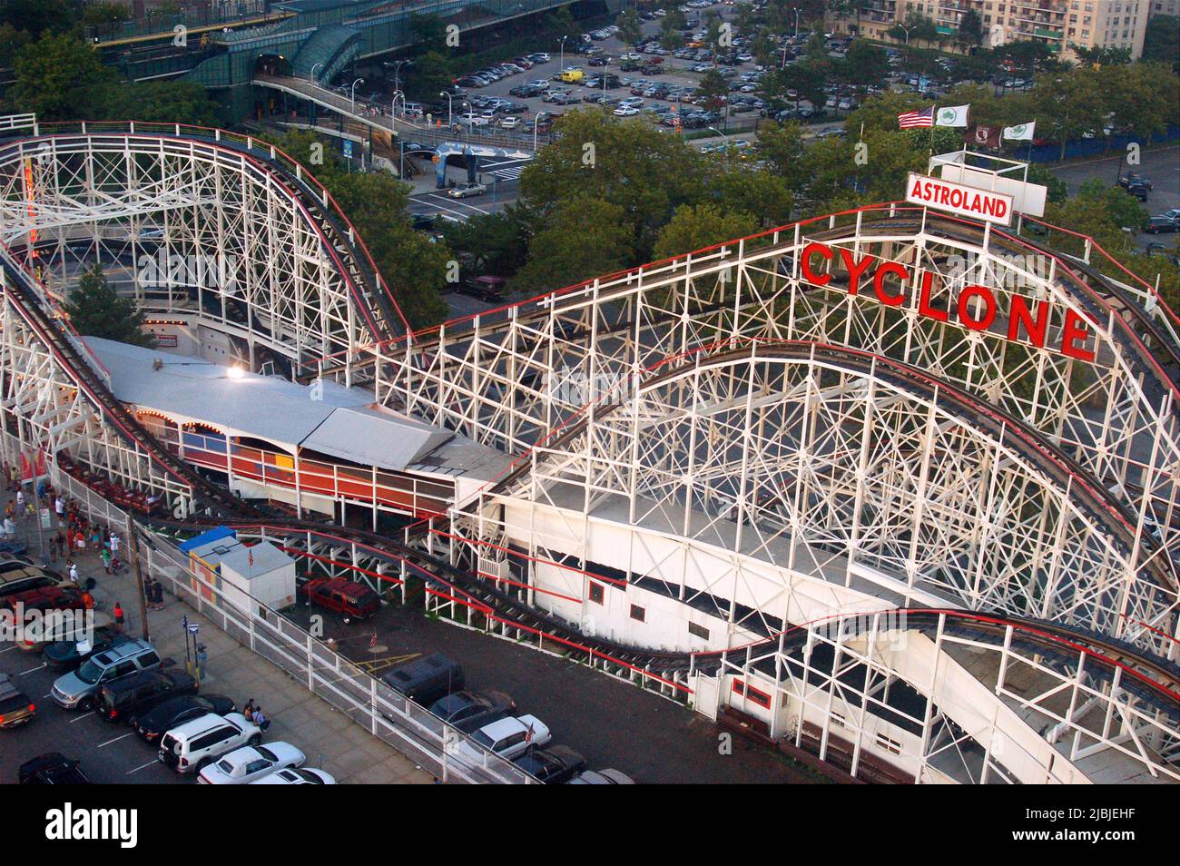 Eine Luftaufnahme des Cyclone, einer der berühmtesten Achterbahnen, zeigt die Tropfen und Anstiege in Coney Island, Brooklyn, New York City Stockfoto