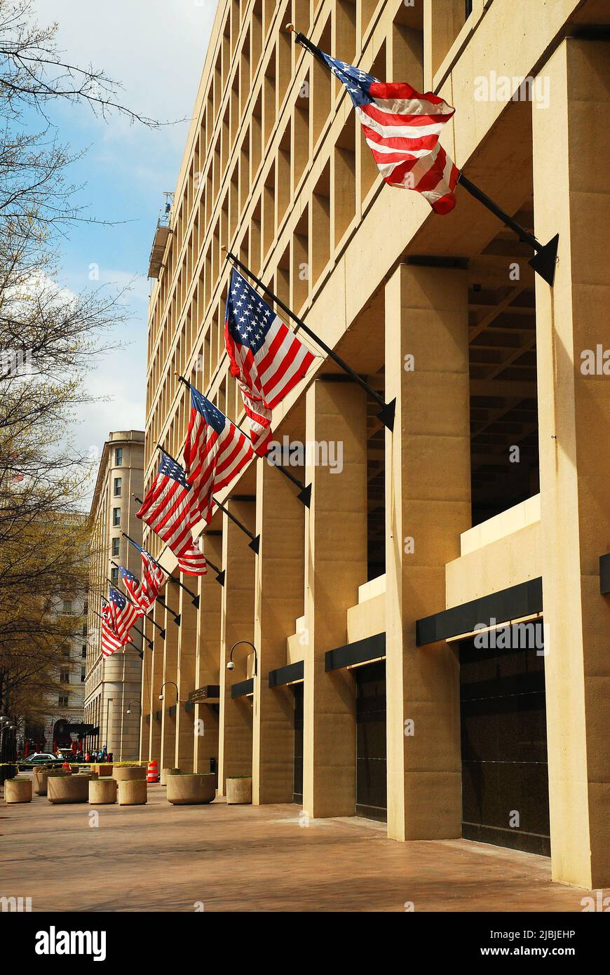 Amerikanische Flaggen fliegen über den Eingang zum J Edgar Hoover Gebäude, dem Hauptquartier des FBI, in Washington, DC Stockfoto