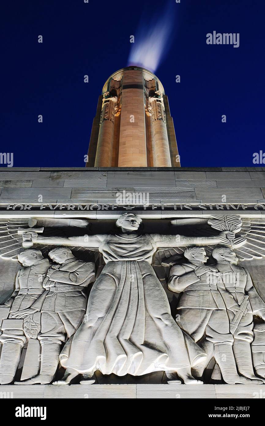 Am Fuße des Liberty Monument in Kansas City, Missouri, steigt Dampf aus einem hohen Zylinder mit Basrelief von Lady Liberty auf Stockfoto