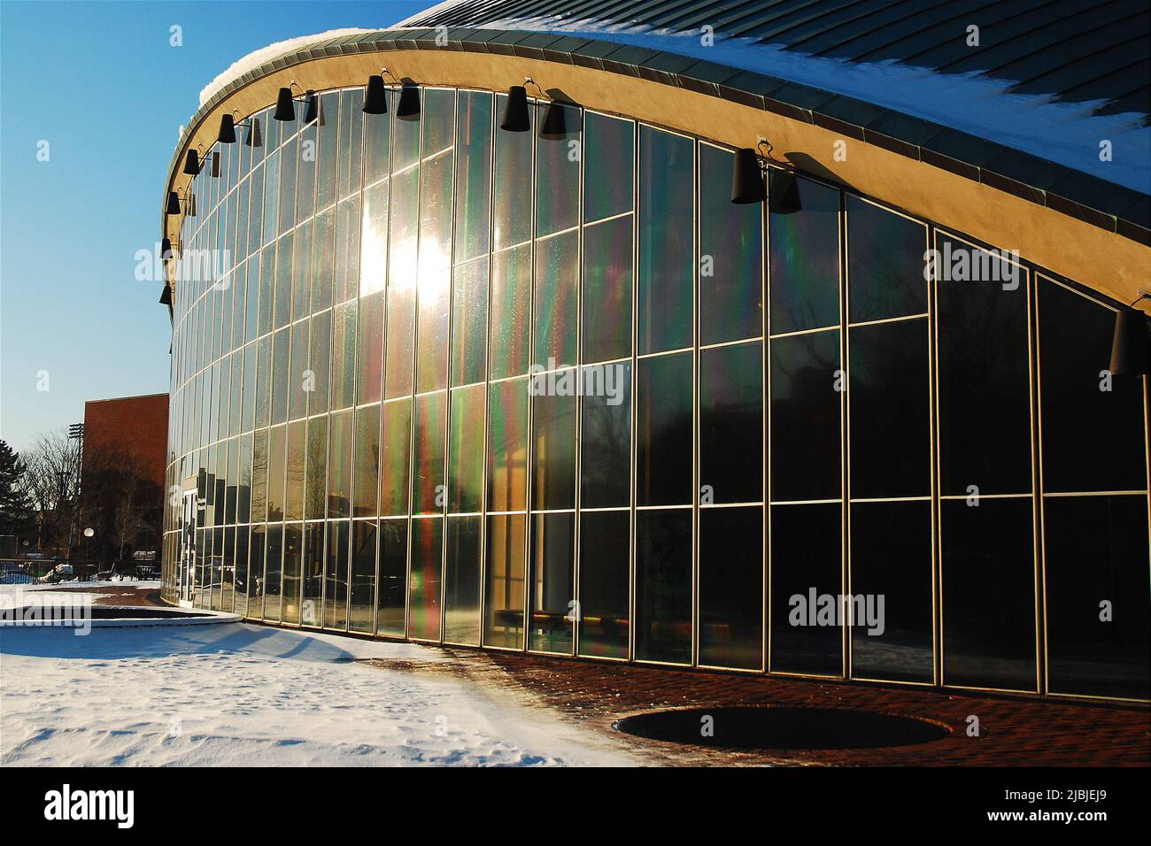 Die Glasfassade reflektiert das Sonnenlicht im Kresge Auditorium auf dem Campus des Massachusetts Institute of Technology, mit, in Cambridge Stockfoto