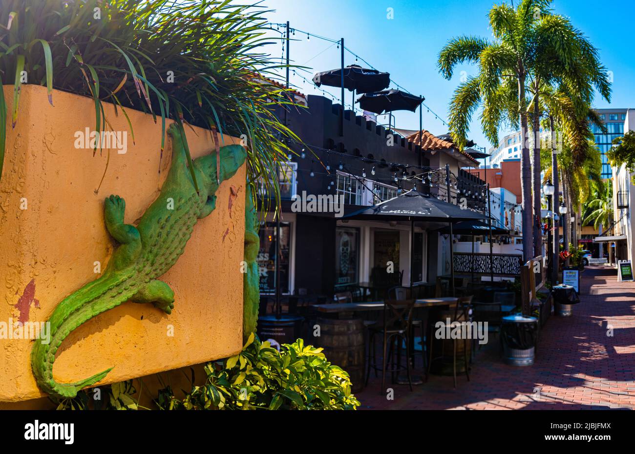 Restaurants und Bars in Alley in der Nähe der First Street, River District, Fort Myers, Florida, USA Stockfoto