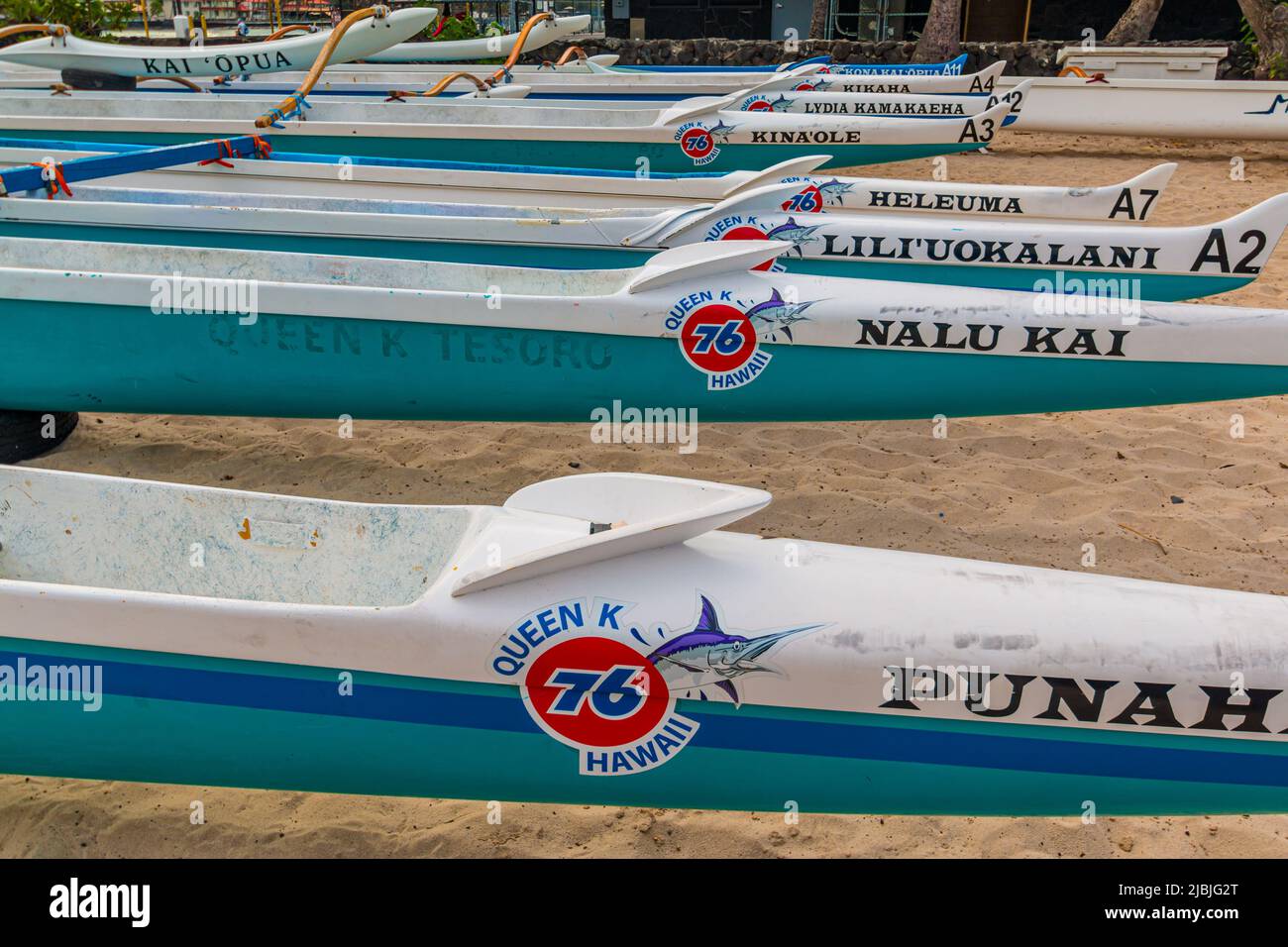 Hawaiian Racing Outrigger Kanus im Kai 'Opua Canoe Club in Kailua Bay, Kailua-Kona, Hawaii, Hawaii, USA Stockfoto