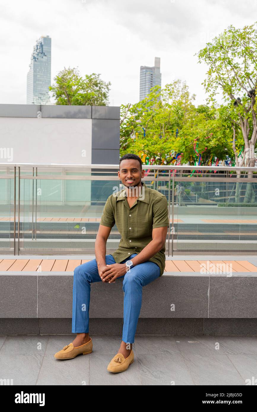 Porträt eines hübschen jungen afrikanischen Mannes Stockfoto