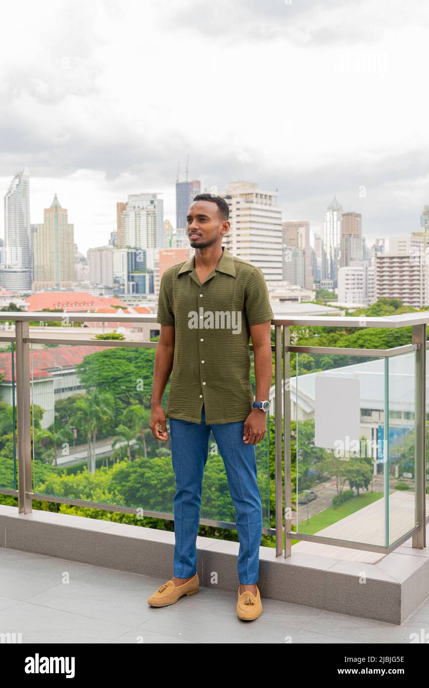 Porträt eines hübschen jungen afrikanischen Mannes Stockfoto