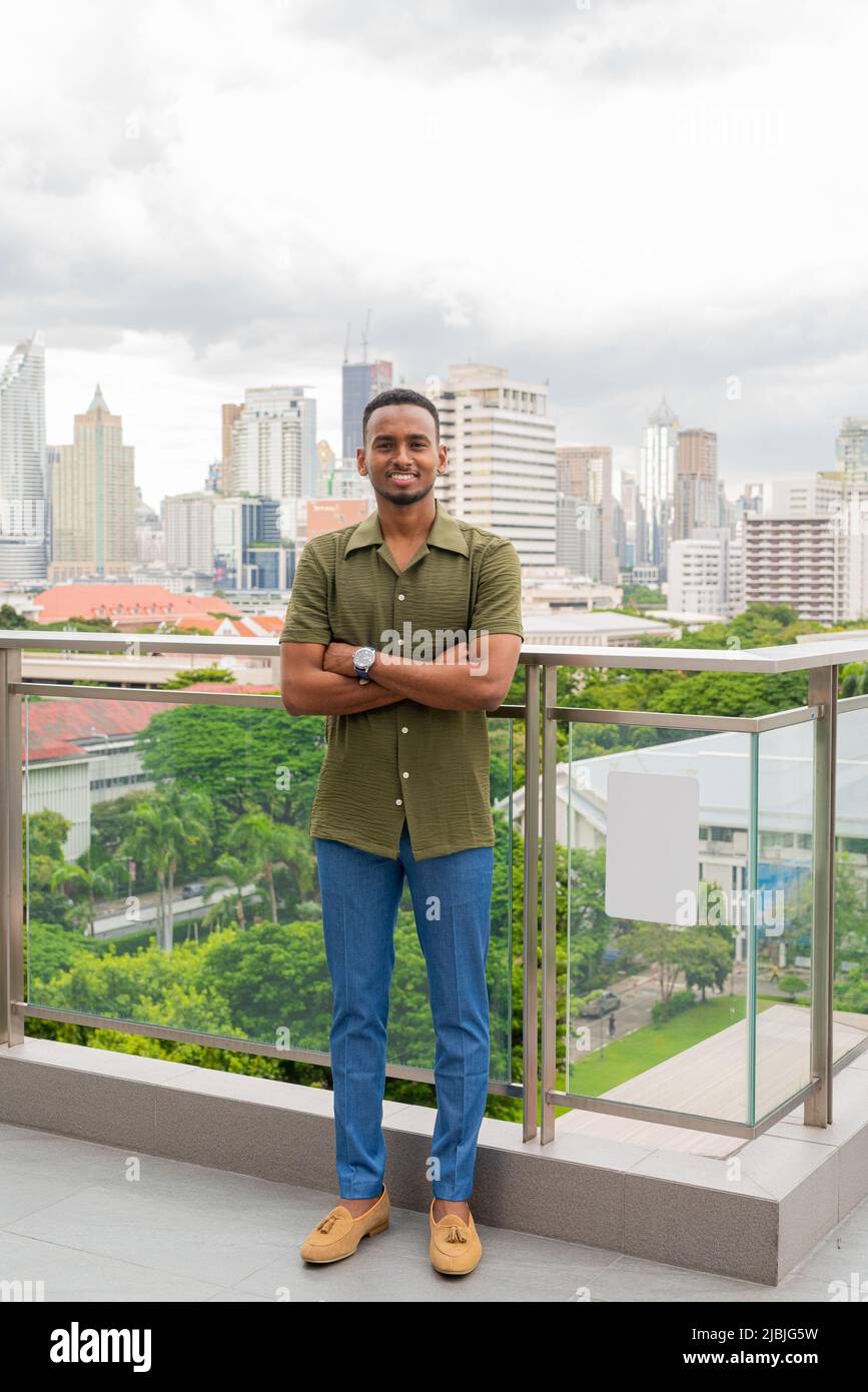 Porträt eines hübschen jungen afrikanischen Mannes Stockfoto