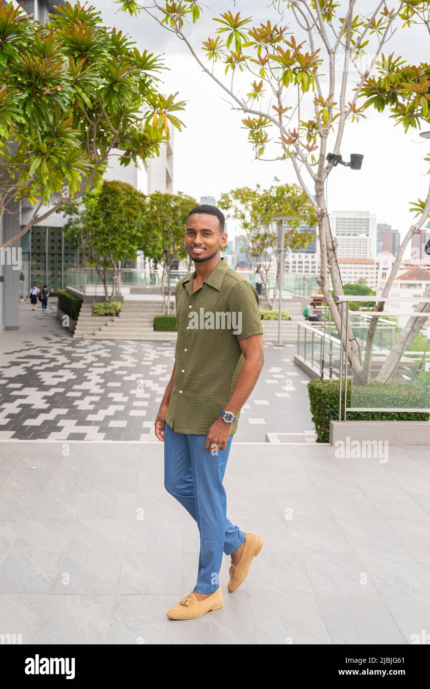 Porträt eines hübschen jungen afrikanischen Mannes Stockfoto