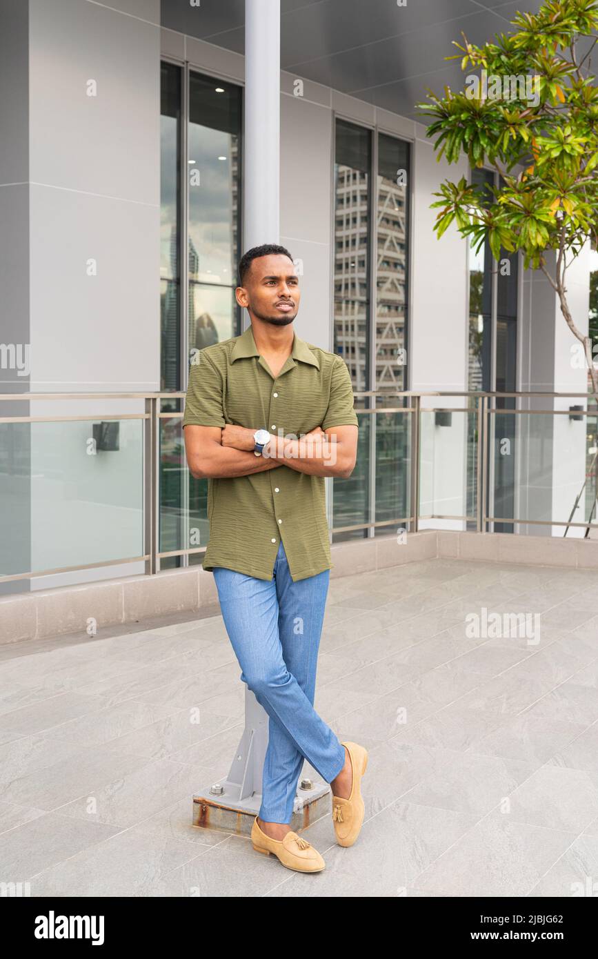 Porträt eines hübschen jungen afrikanischen Mannes Stockfoto