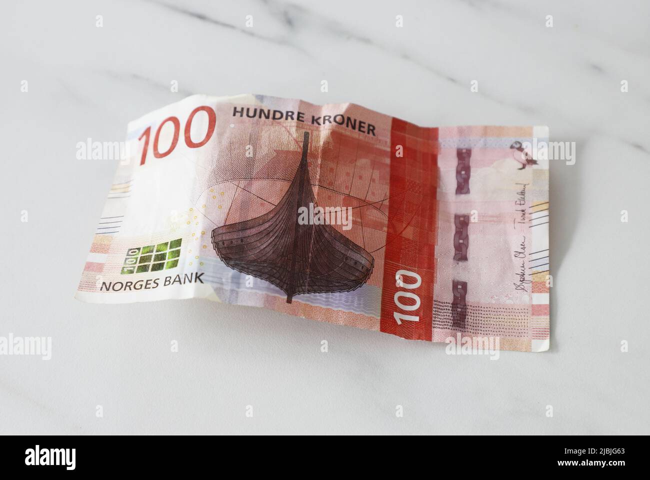 Trondheim, Norwegen - 26. Mai 2022: In der Serie von 2017 wurde eine norwegische 100-Kronen-Banknote verwendet. Stockfoto