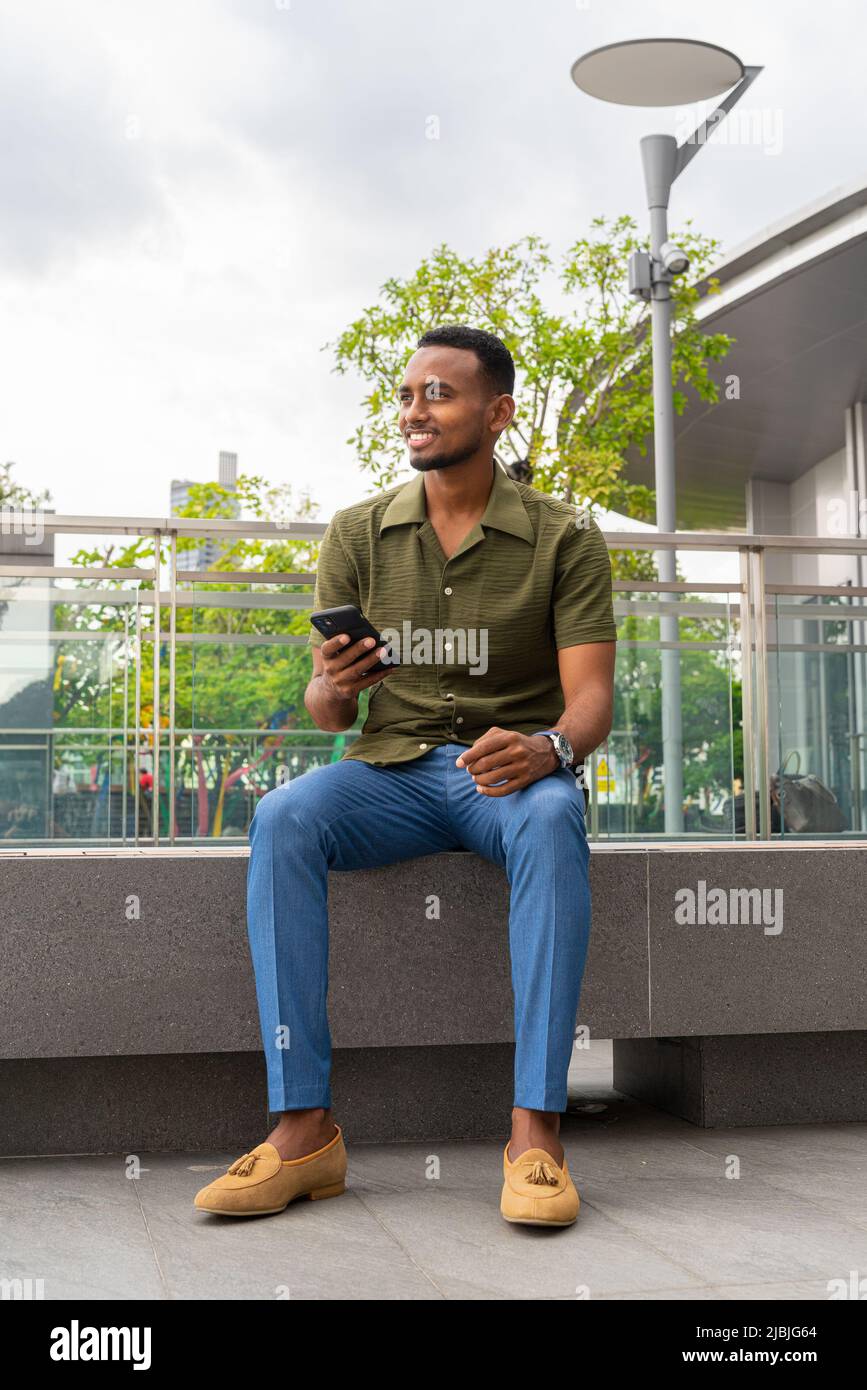 Porträt eines hübschen jungen afrikanischen Mannes Stockfoto