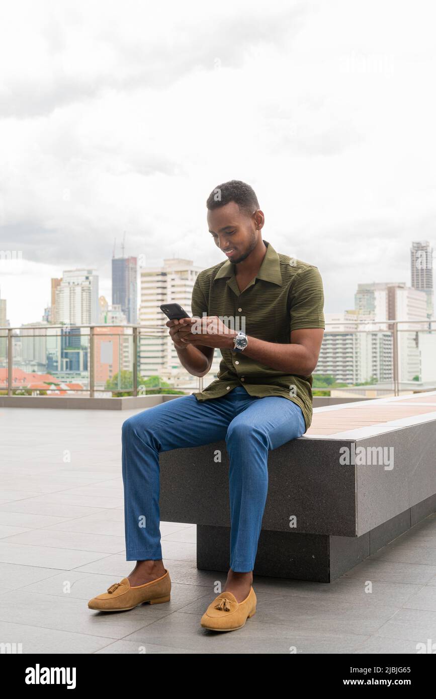 Porträt eines hübschen jungen afrikanischen Mannes Stockfoto