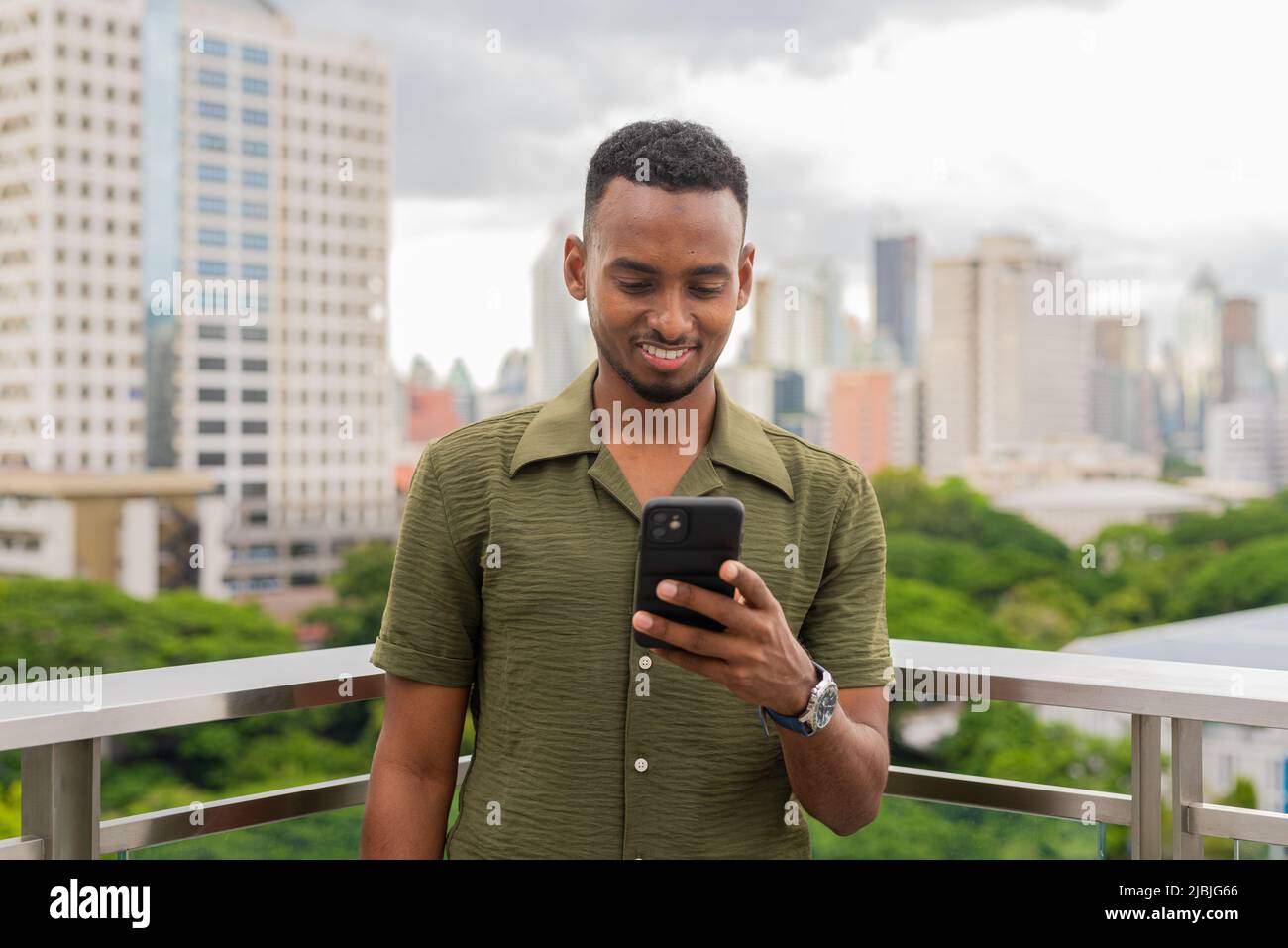 Porträt eines hübschen jungen afrikanischen Mannes Stockfoto