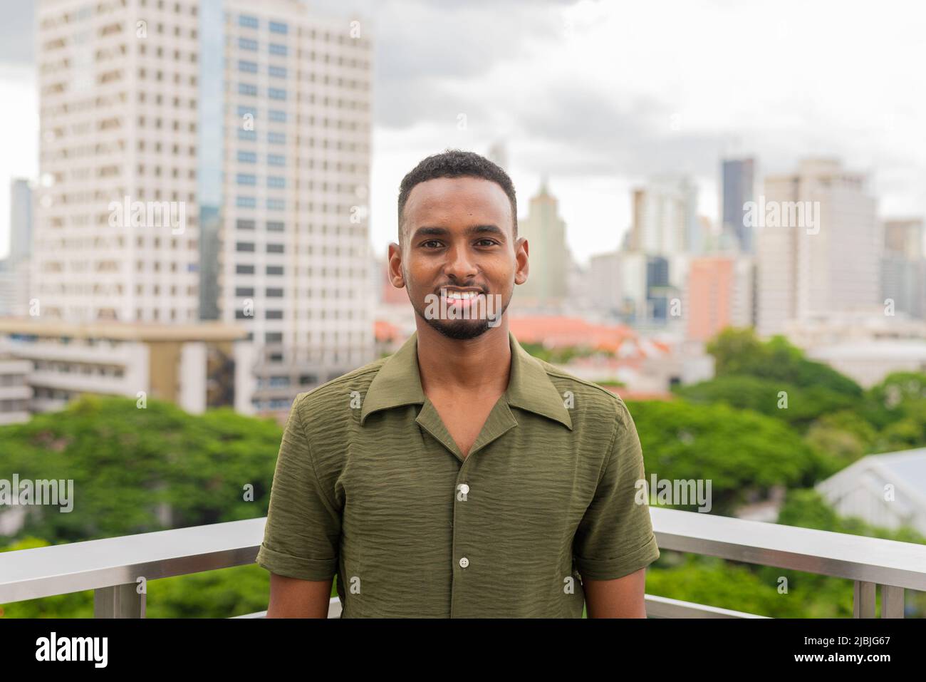 Porträt eines hübschen jungen afrikanischen Mannes Stockfoto