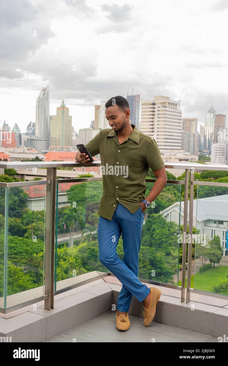 Porträt eines hübschen jungen afrikanischen Mannes Stockfoto