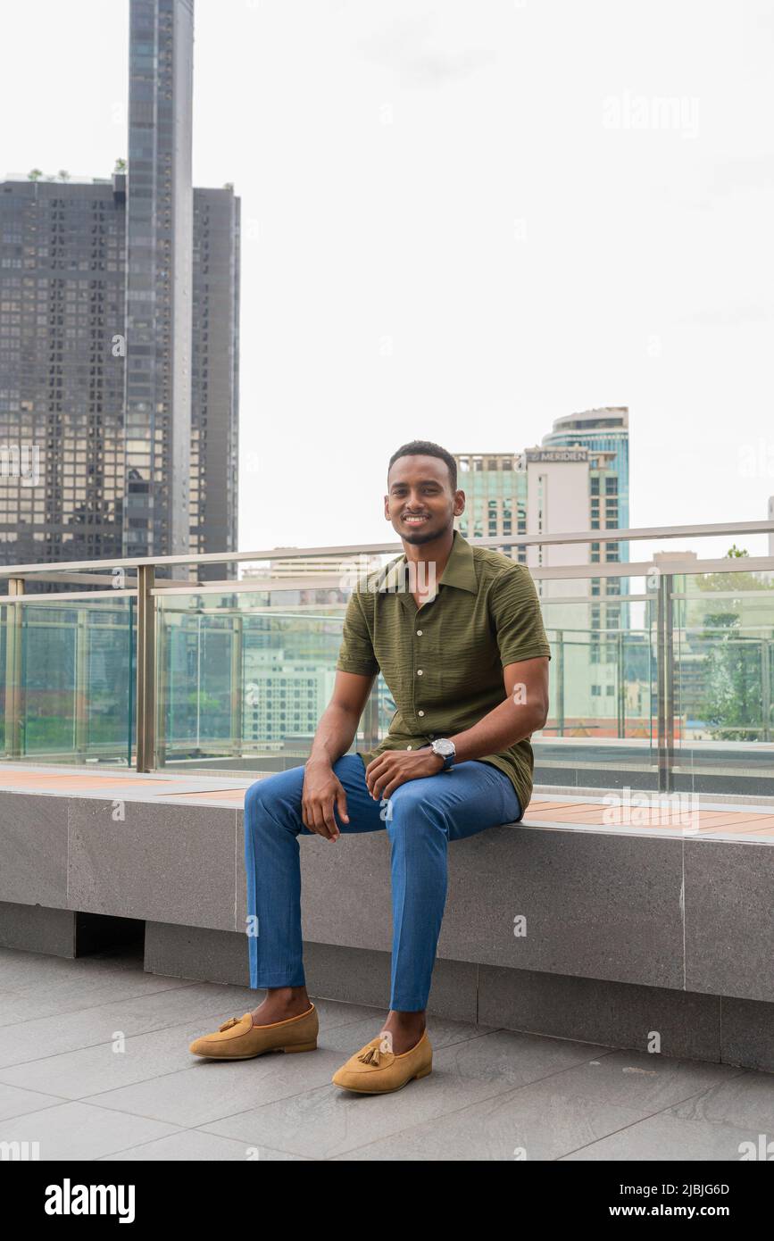 Porträt eines hübschen jungen afrikanischen Mannes Stockfoto