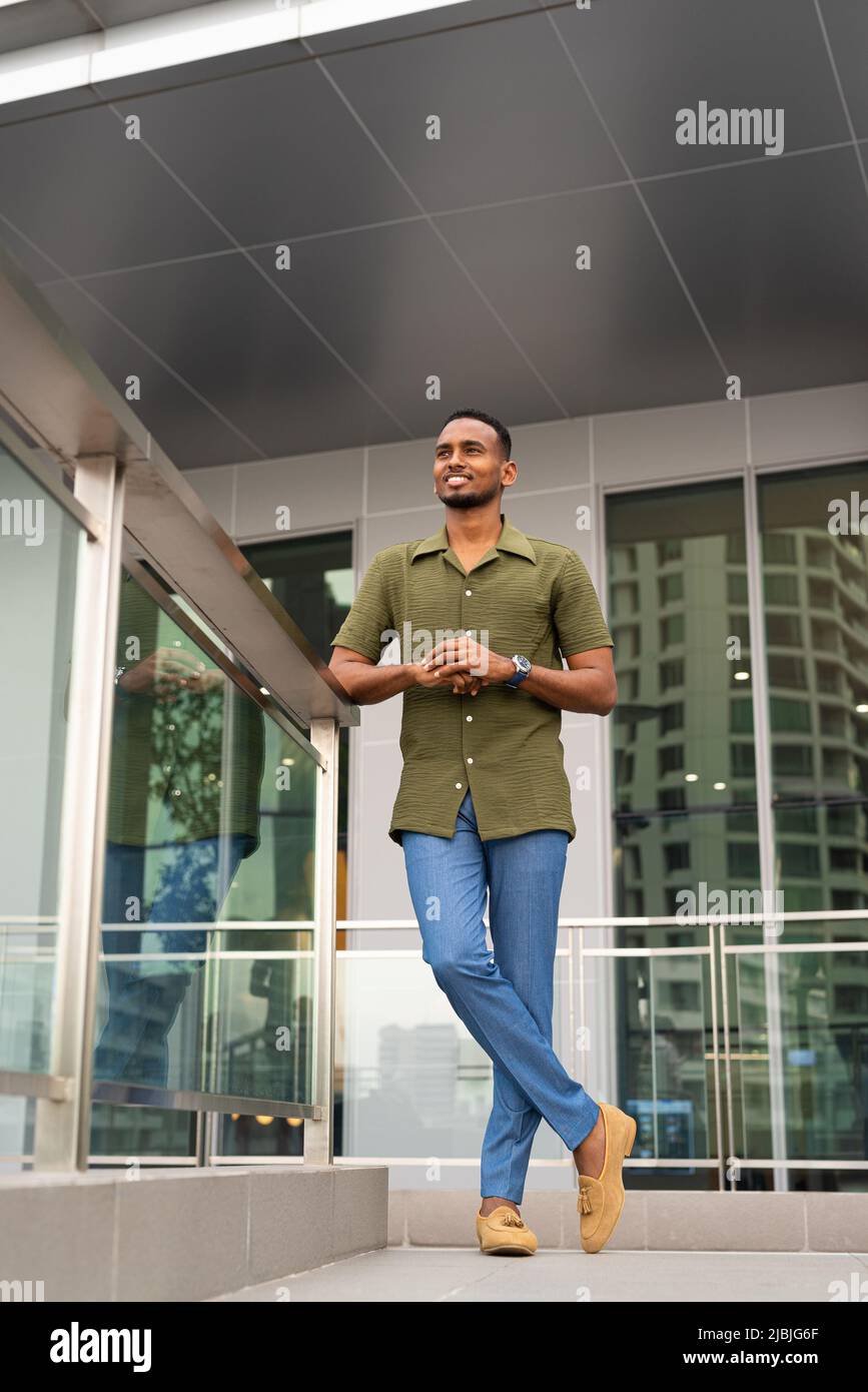 Porträt eines hübschen jungen afrikanischen Mannes Stockfoto