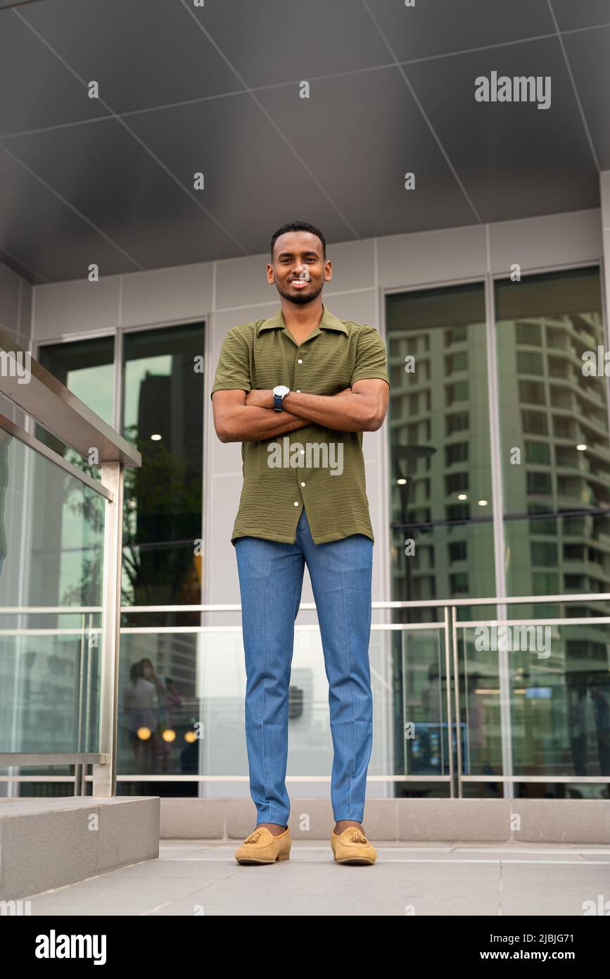 Porträt eines hübschen jungen afrikanischen Mannes Stockfoto