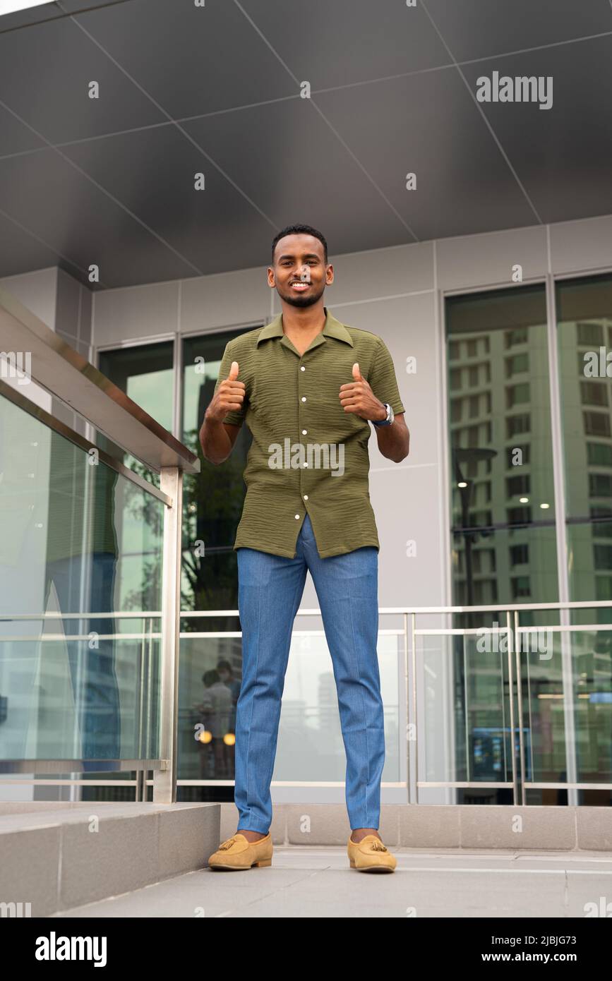 Porträt eines hübschen jungen afrikanischen Mannes Stockfoto