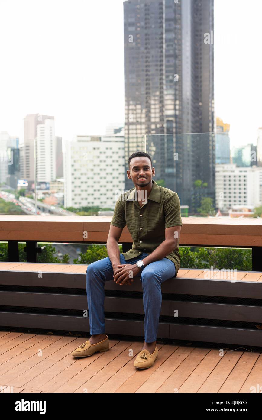 Porträt eines hübschen jungen afrikanischen Mannes Stockfoto