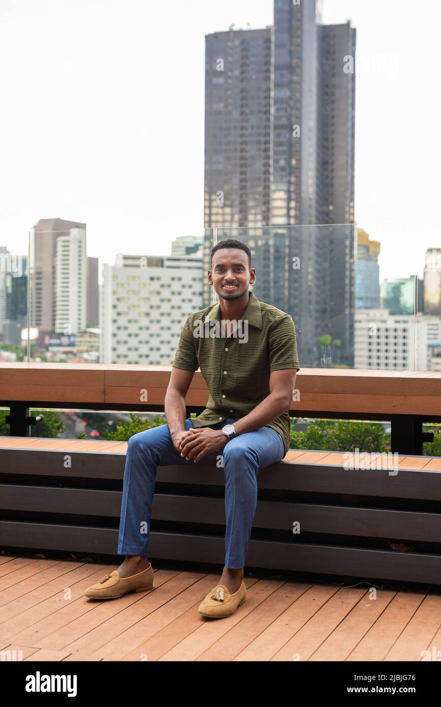 Porträt eines hübschen jungen afrikanischen Mannes Stockfoto