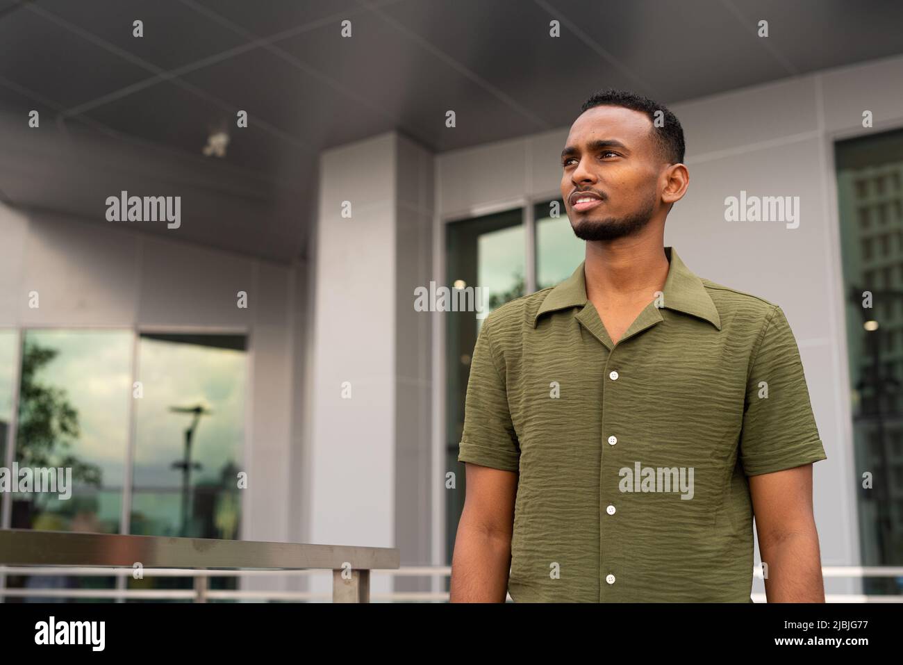 Porträt eines hübschen jungen afrikanischen Mannes Stockfoto