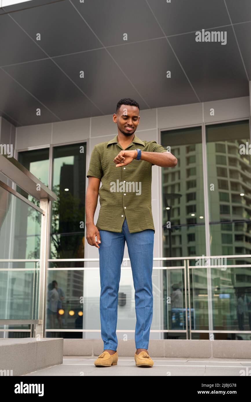 Porträt eines hübschen jungen afrikanischen Mannes Stockfoto