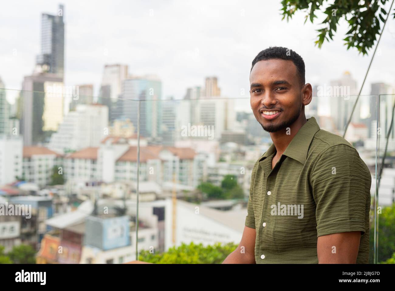 Porträt eines hübschen jungen afrikanischen Mannes Stockfoto