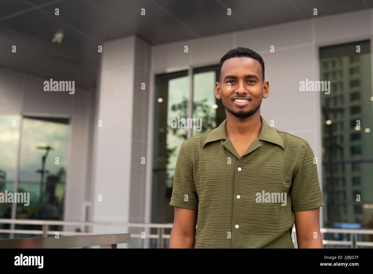Porträt eines hübschen jungen afrikanischen Mannes Stockfoto
