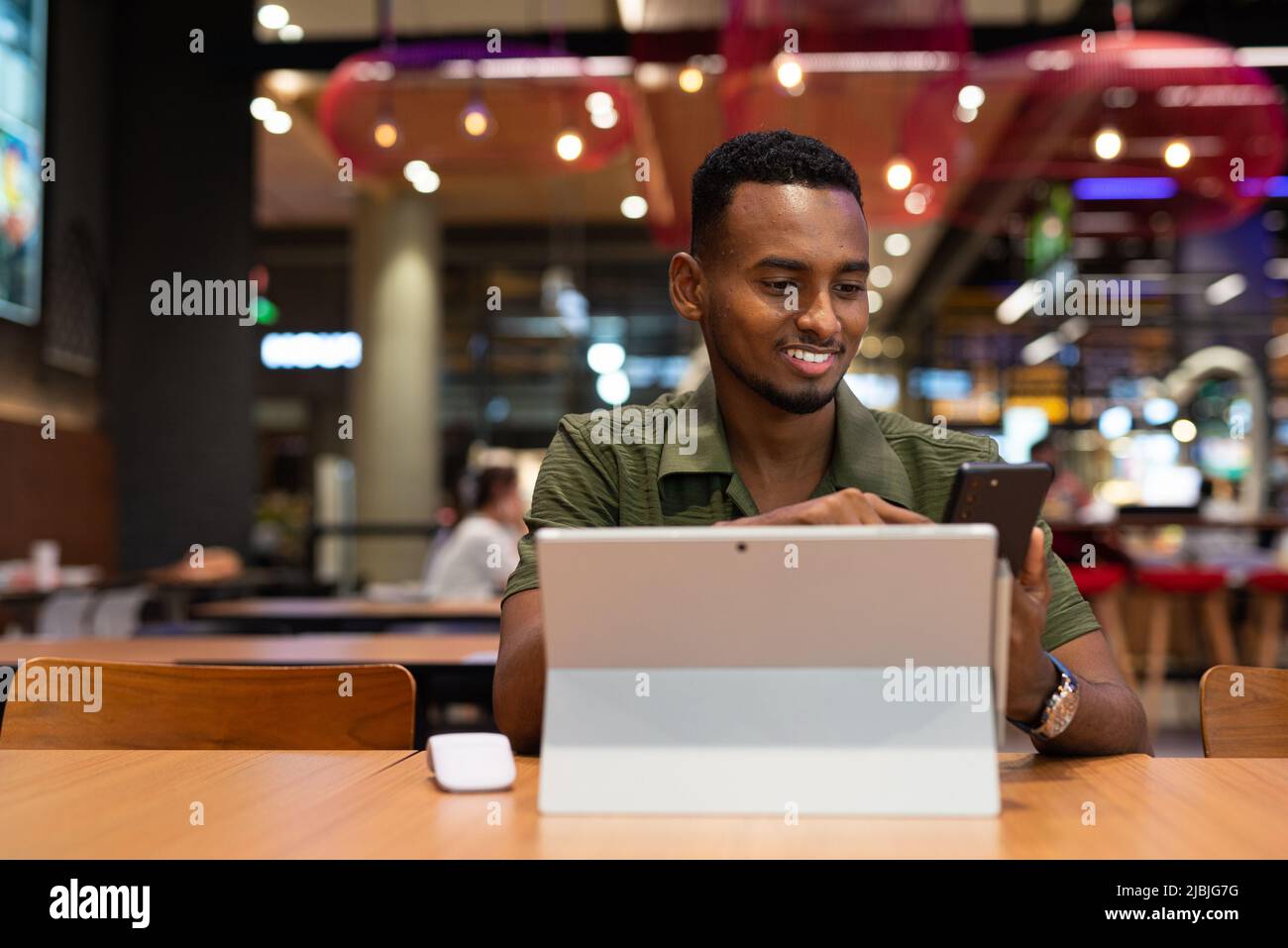 Porträt eines hübschen jungen afrikanischen Mannes Stockfoto