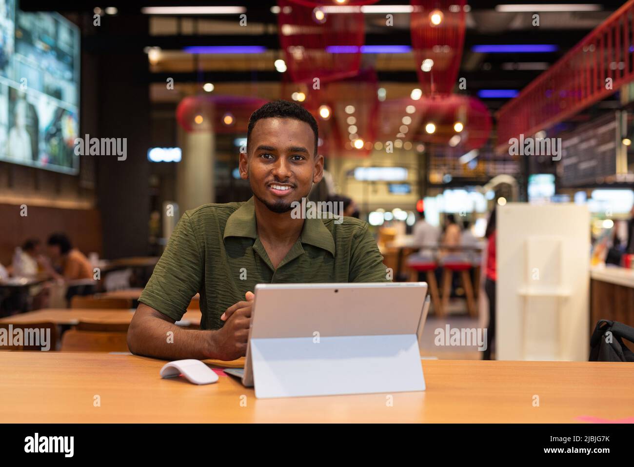 Porträt eines hübschen jungen afrikanischen Mannes Stockfoto