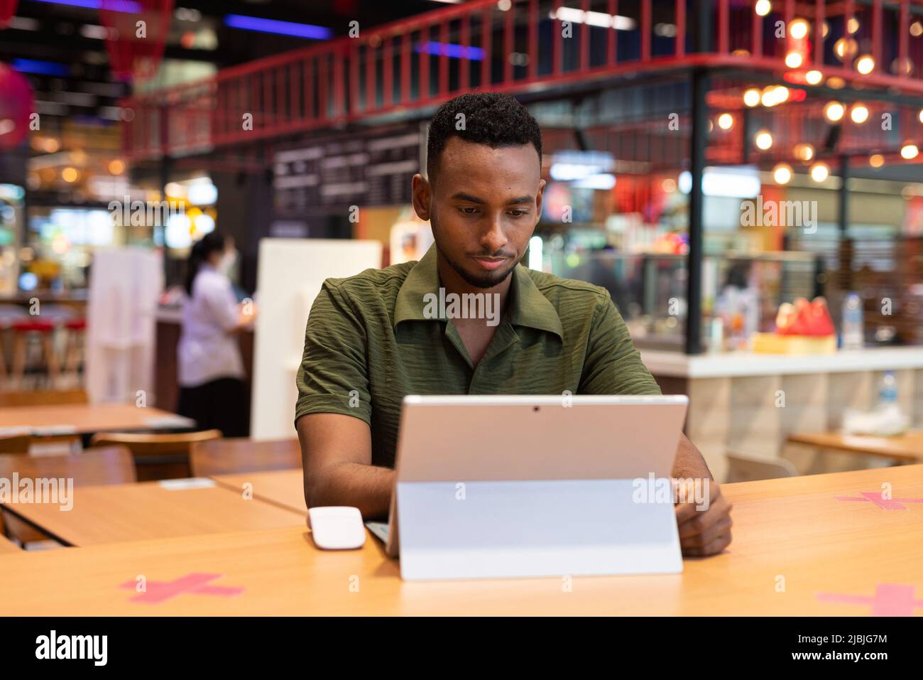 Porträt eines hübschen jungen afrikanischen Mannes Stockfoto