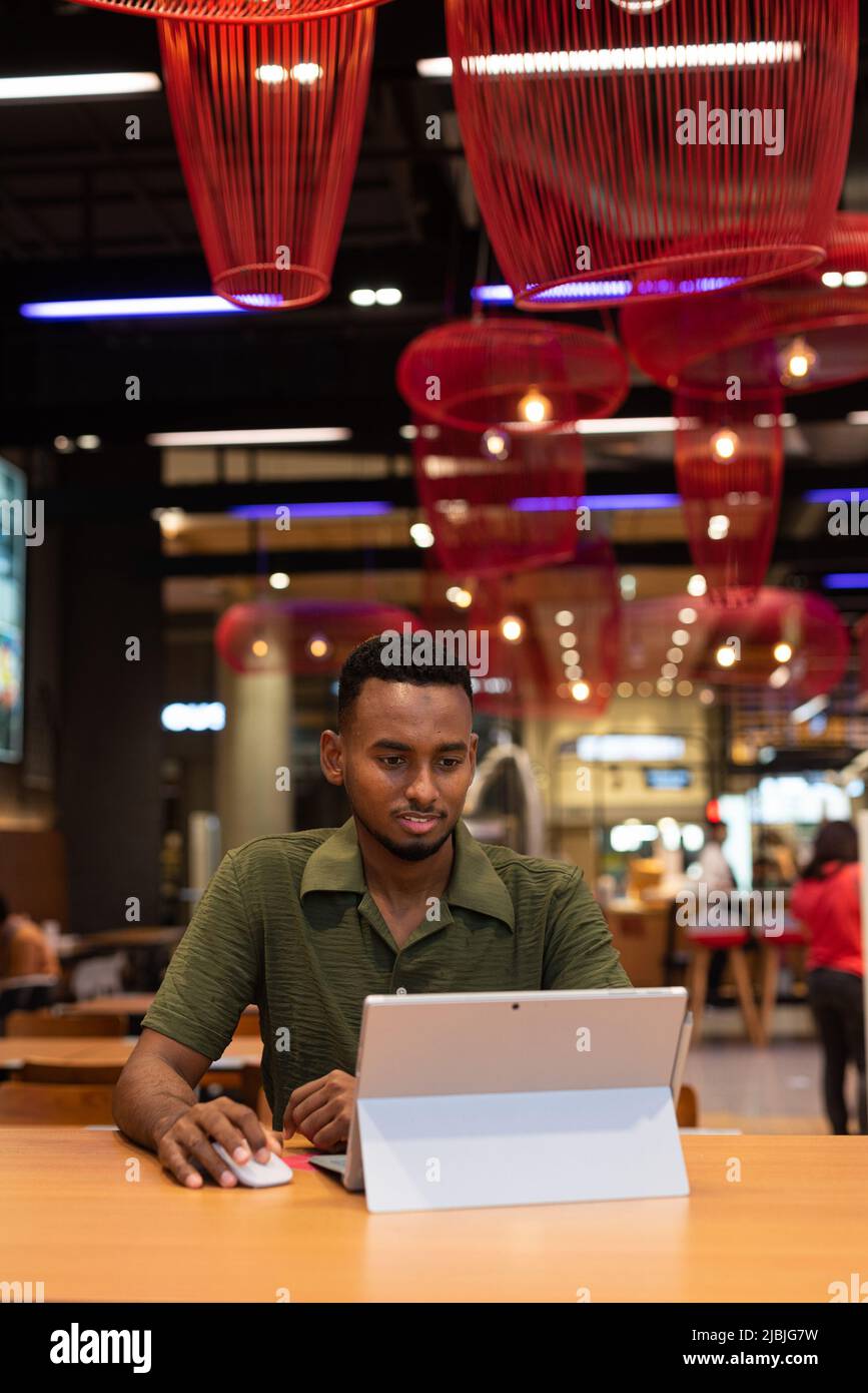 Porträt eines hübschen jungen afrikanischen Mannes Stockfoto