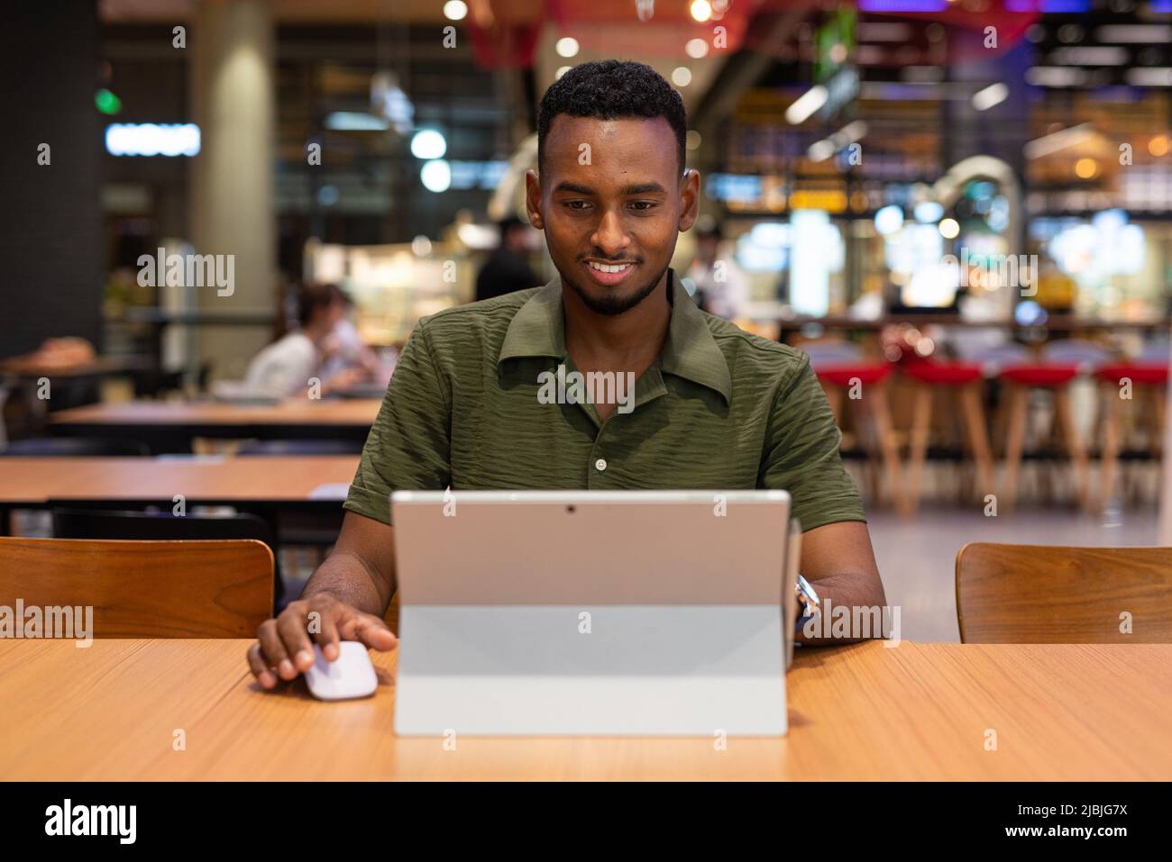 Porträt eines hübschen jungen afrikanischen Mannes Stockfoto