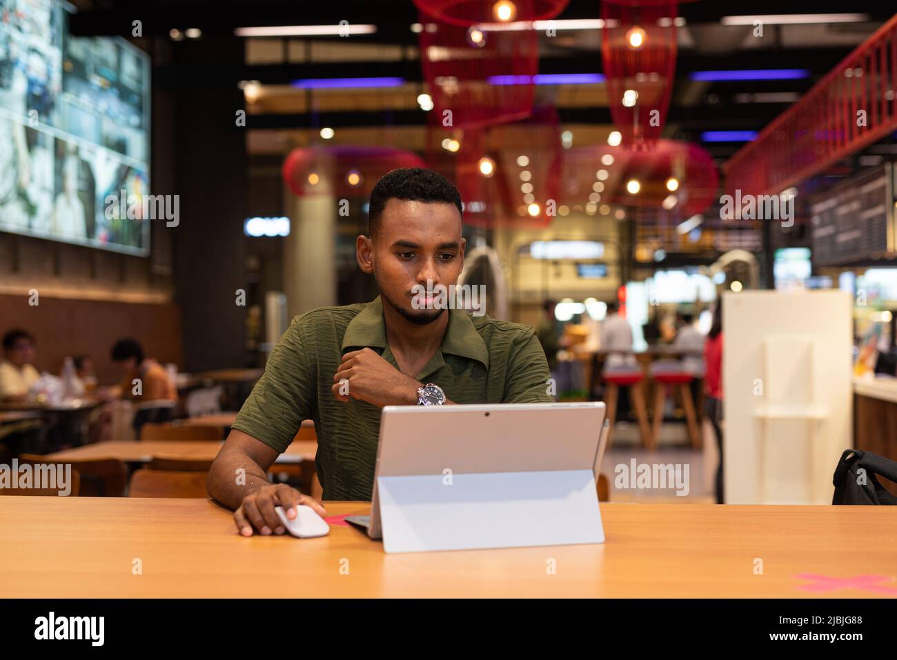Porträt eines hübschen jungen afrikanischen Mannes Stockfoto
