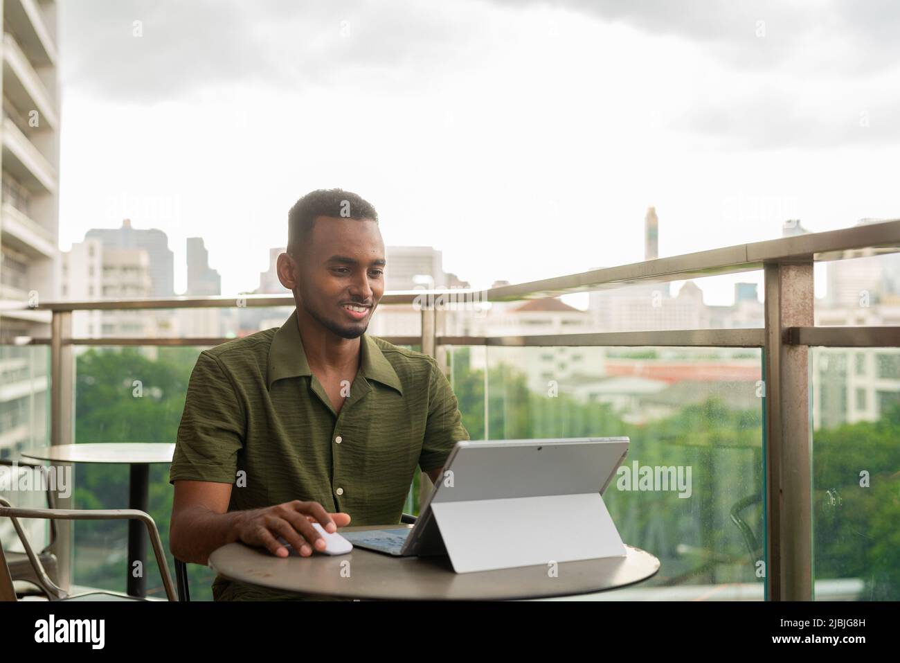 Porträt eines hübschen jungen afrikanischen Mannes Stockfoto