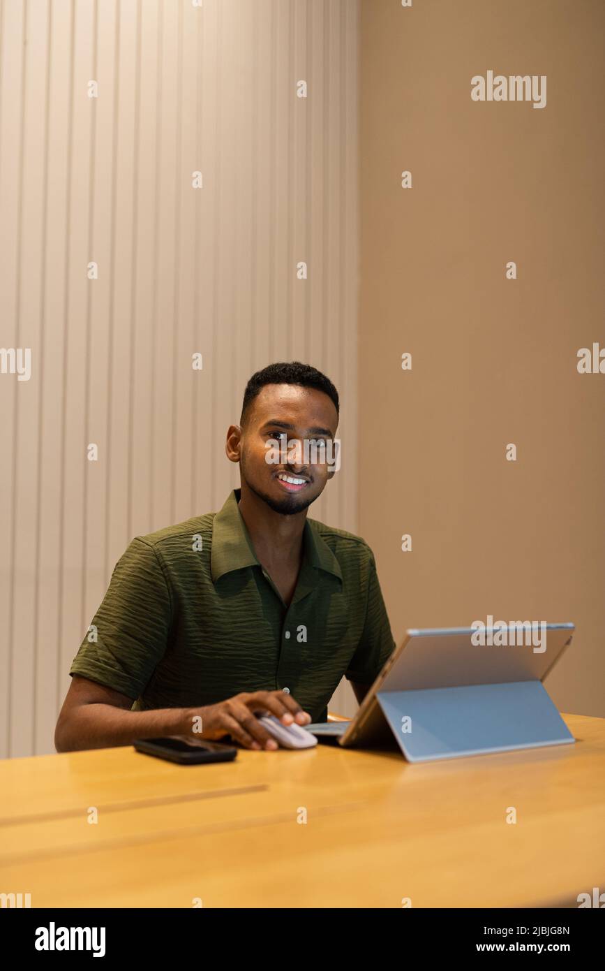 Porträt eines hübschen jungen afrikanischen Mannes Stockfoto
